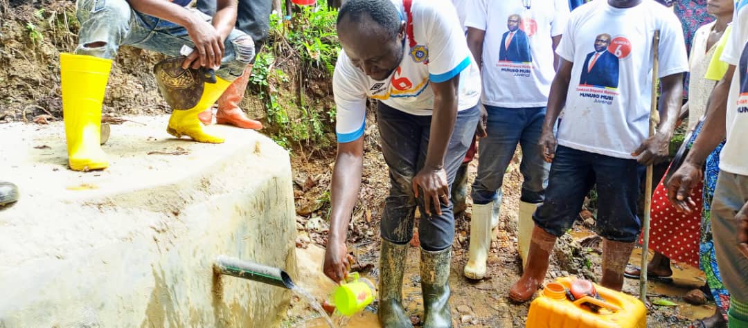 juvenalmunubo's tweet photo. Hier, avec la population de #Obaye(#Walikale,Nord-Kivu).
J'y ai amenagé une source d'eau potable au profit de la population.
#Obaye est une ancienne ville minière autour de laquelle la #Sominki exploitait l'étain il y a une trentaine d'années. -JM https://t.co/GAq6t9GIUy