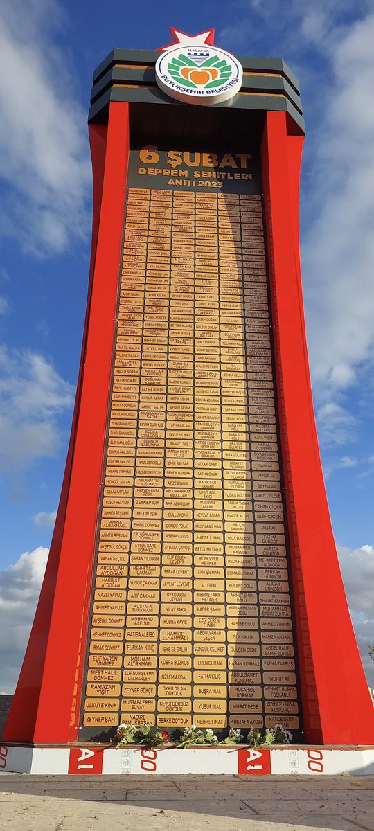 Malatya Büyükşehir Belediyesi Mezarlıklar Müdürlüğü tarafından Şehir Mezarlığı’na “6 Şubat Deprem Şehitleri Anıtı” yapıldı. 

Anıtın en tepesine Malatya Büyükşehir Belediyesi logosu yerleştirildi. Hiçbir anıtta böyle bir şey görmeniz mümkün değil. Bu anıtın amacı reklam değil