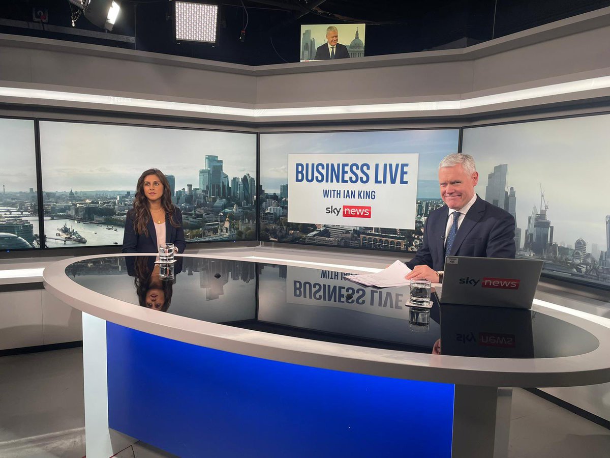 EdelSmithfield's tweet image. Thrilled to have @IanKingSky broadcasting @SkyBusinessLive this morning! A sneak peek behind the scenes from the London Stock Exchange studio.