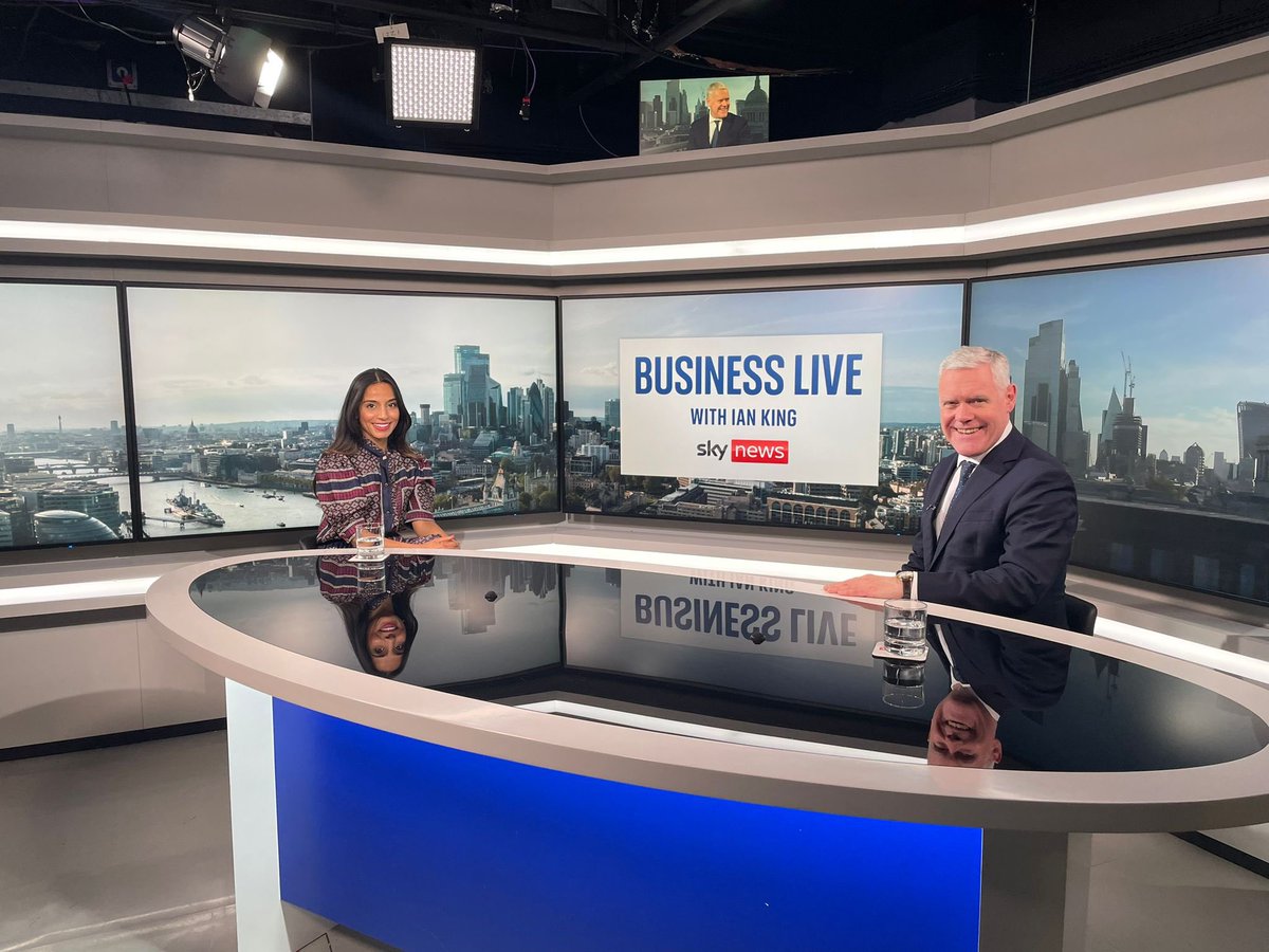 EdelSmithfield's tweet image. Thrilled to have @IanKingSky broadcasting @SkyBusinessLive this morning! A sneak peek behind the scenes from the London Stock Exchange studio.