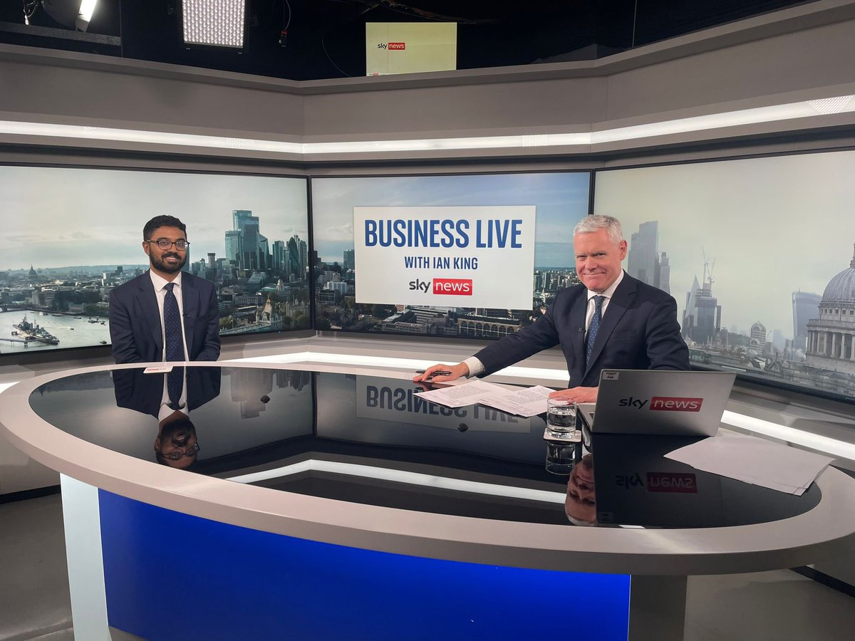 EdelSmithfield's tweet image. Thrilled to have @IanKingSky broadcasting @SkyBusinessLive this morning! A sneak peek behind the scenes from the London Stock Exchange studio.