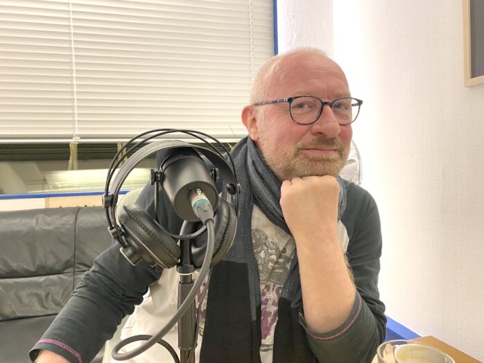 In der neusten Folge des «Ticketpark TheaterTalk» teilt Bühnenregisseur, Theaterpädagoge und Kulturmanager Alex Truffer charmant und bestens aufgelegt seine umfangreichen Erfahrungen.📷 Höre rein: ticketpark.ch/theatertalk

#ticketpark #theaterTalk #podcast  #theaterschuleGrenchen