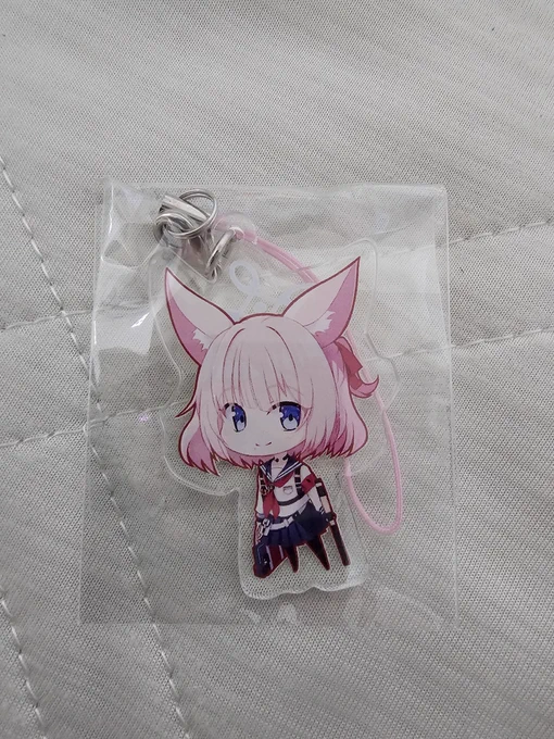 冬コミ用で作ったニコのアクキー無事届きました。 ストラップタイプの紐をピンクにしてみた  ちょっとイラストより色薄めに出てるかも