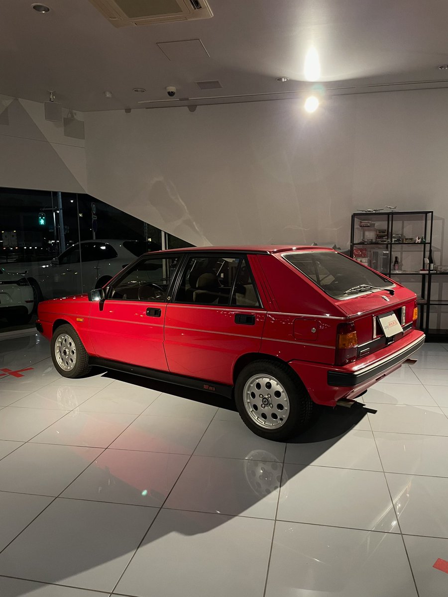 Garage_italya's tweet photo. COMING IN 🇮🇹
WRCチャンピオン Miki Biasionがパーソナルカーとして所有していたデルタ HF 4WD。ピンストライプが入ったナローボディ、ミッソーニシート、イロイロな意味でイタリアらしさがギュッと凝縮されたクルマです。こちらの動画に出ていますのでご覧ください→ https://t.co/OqN2ySCiOz https://t.co/k8gJXeHnBz