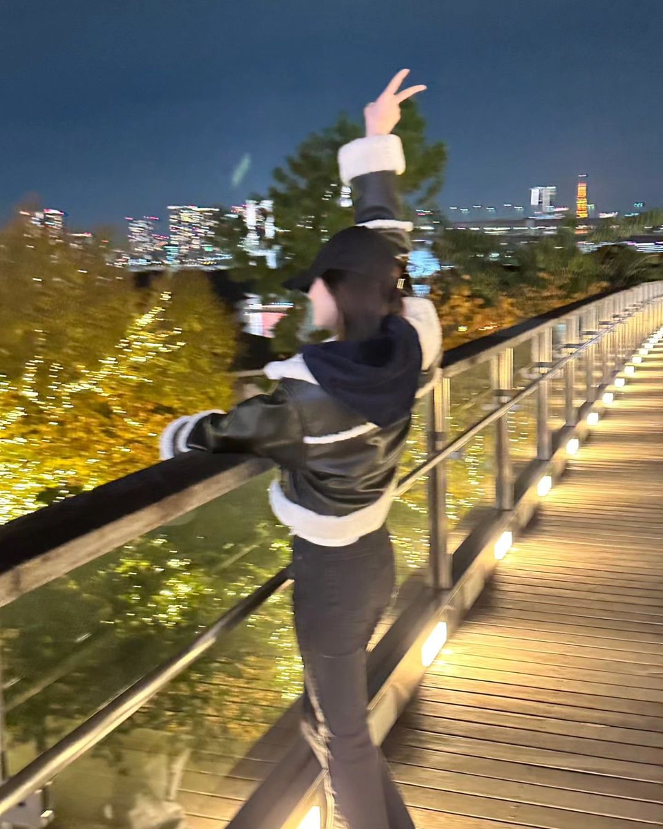 kimgaeuI's tweet photo. I heard taking blurry pictures is a thing now, so I joined the bandwagon. 🖤 https://t.co/mjUHETe6yU