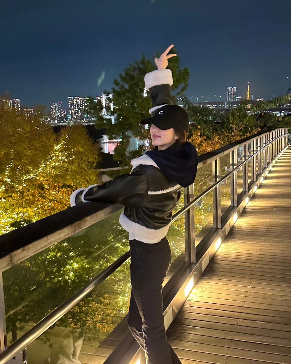 I heard taking blurry pictures is a thing now, so I joined the bandwagon. 🖤