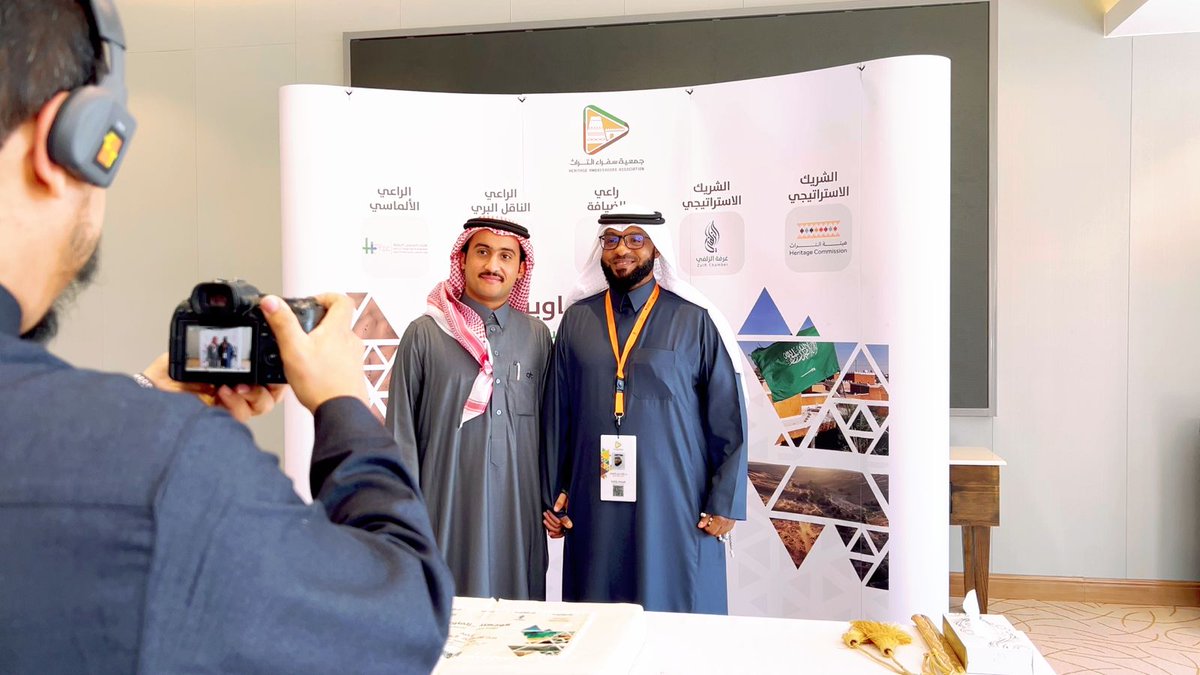 لقطات من تدشين الهاشتاق والمسابقة الخاصة بالزيارة  سعادة م. طلال الشرهان رئيس مجلس إدارة جمعية سفراء التراث  وسعادة أ . أحمد الذييب مدير عام فندق مداريم  تــابعـونـا ... #وجهتنا_زلفاوية <a href="/madareemhotel/">Madareem Hotel فندق مداريم</a> <a href="/zulfiChamber/">غرفة الزلفي</a>