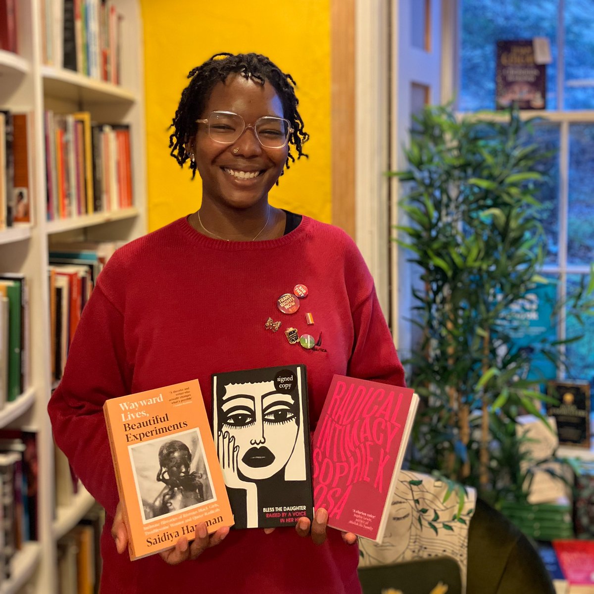 For today's boost of reading inspiration and general vibes: a smiling JJ with her top reads of 2023! Check them out for a dose of imaginative resistance in relationships, histories and societal roles from @sophiekrosa, Warsan Shire and Saidiya Hartman: lighthousebookshop.com/posts/jjs-top-…