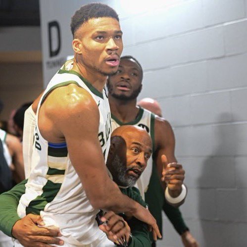 TupiSports's tweet photo. DESESPERO?

Giannis explicou a confusão no jogo de ontem.

"Comecei a correr até a série B, ouvi que agora quem dá a bola é o Santos" https://t.co/FQrnAVEEsk