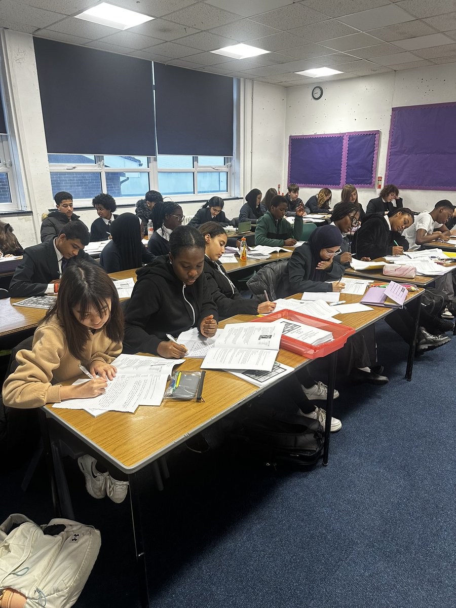 Amazing turn out for English Lit Revision this morning…. even before school had started 💪🙌🎉 #dedication @willowshigh @Willows_English