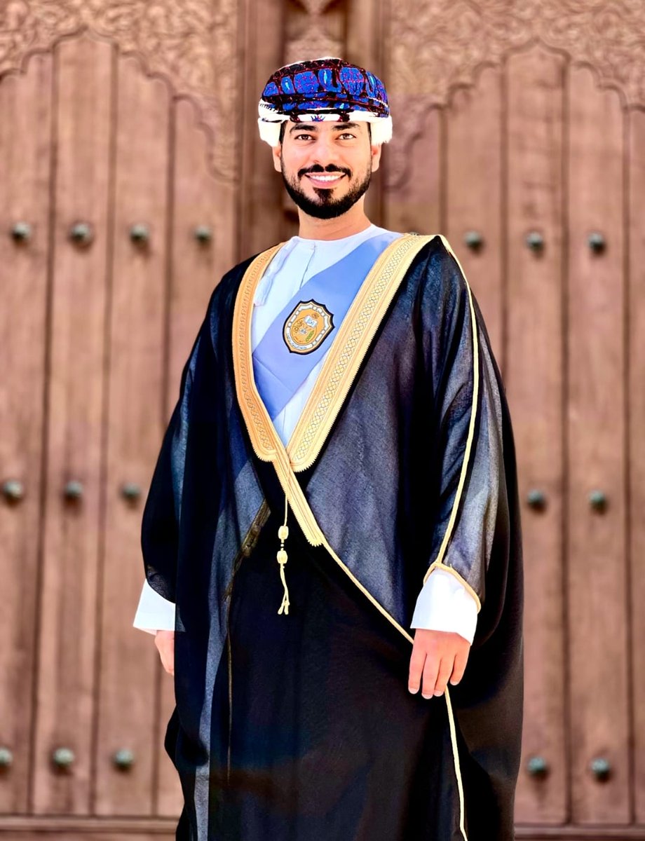 madenavoice's tweet photo. نبارك لإبن ولاية #صحم 
عبدالعزيز بن سليمان بن سيف المعمري
بمناسبة تخرجه و حصوله على شهادة الماجستير في الفنون / تخصص  الفنون التشكيلية من جامعة السلطان قابوس .

 سائلين الله له التوفيق والنجاح في قادم مسيرته العلمية و العملية. https://t.co/FbELsqTxJO