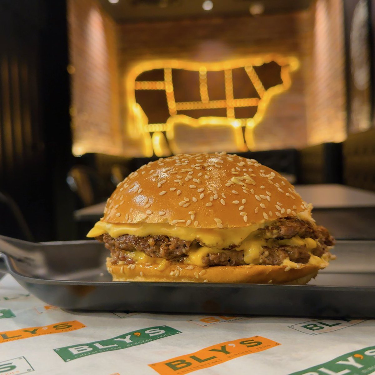 The_BurgerHolic's tweet photo. برقر XL من بيليز @Blys_sa 
200غم بلاك انقوس مع جبن وصوص ومخلل 😋
السعر 37ريال
من فرعهم الجديد في الياسمين طريق أنس بن مالك (رضي الله عنه)
وعندهم تاكو برقر لذيذ 👌

https://t.co/YWEhZCY6En https://t.co/mklmqlstlA