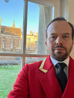 chris_staines_'s tweet photo. Look out for Hawkins, Warden of Swans (most important job in Royal Household!) in #TheCrown (S6 Ep6 dir stunningly  by #ErikRichterStrand) + I got to hold a #swan (tho clearly too scene-stealy for final cut😄) #SwanUpping #NextLevel #lifegoal #FeatherinmyCap 🙏 @SterneCasting https://t.co/K3gDUCNouv