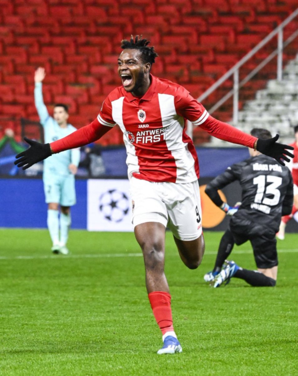 Jordi1880's tweet photo. 16 seconden tussen aftrap @official_rafc en goal George Ilenikhena en het complete delirium. Mooie nummer bij de Barca keeper ook. #RAFC #Antwerp #ChampionsLeague #ANTFCB https://t.co/KSYEH3Zs1y