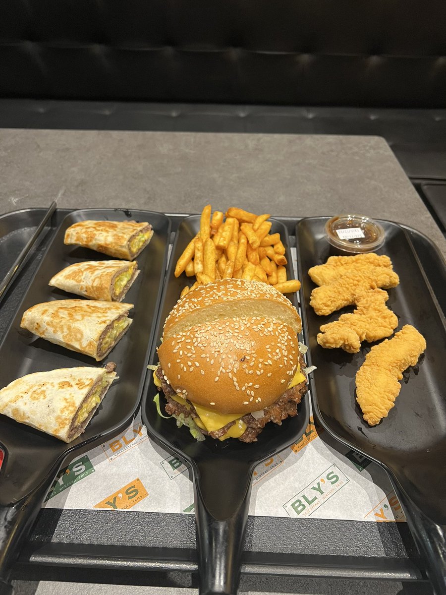 abdulah_fai9al9's tweet photo. @The_BurgerHolic @Blys_sa الف عافية جربتهم شغلهم جميل 👍🏻 https://t.co/z1YREdAOhN