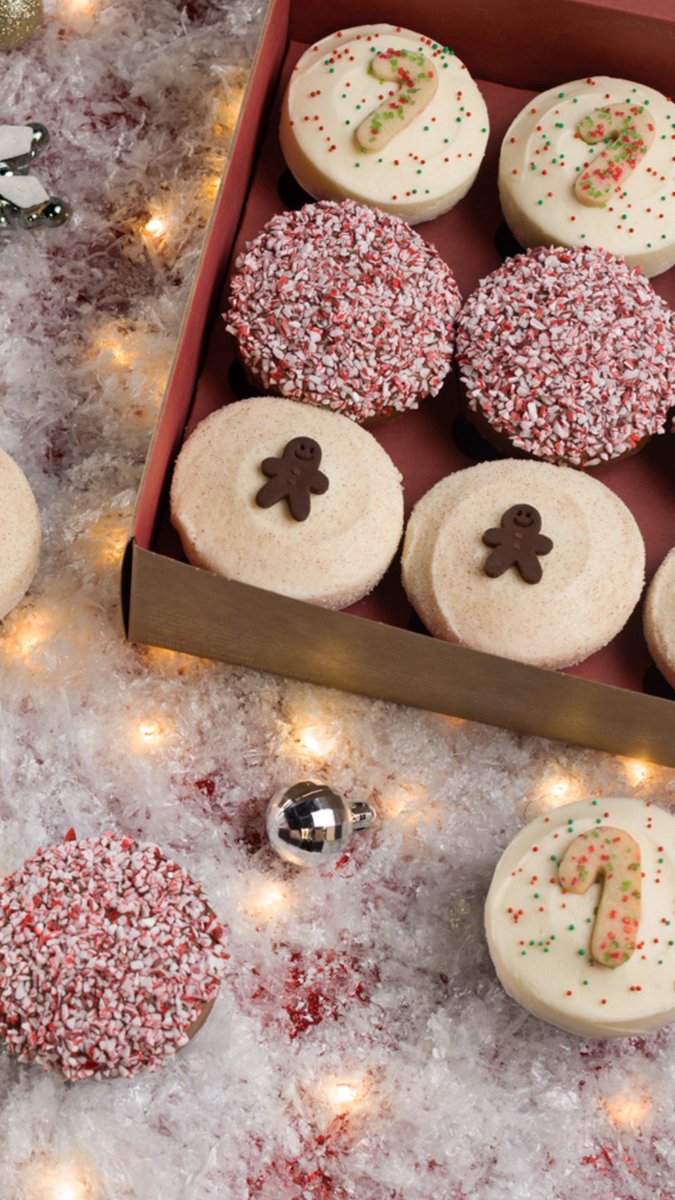 Holiday Cupcakes 🧁 Try all the delicious, seasonal flavors at @sprinkles like Christmas Cookie, Gingerbread, Santa Baby Red Velvet and more. Now – December 24. tinyurl.com/d7365mn8