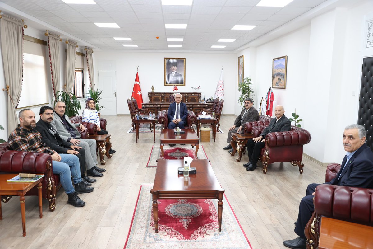 Meşe Derneği Yönetim Kurulu ve üyeleri olarak valimiz sayın Avni ÇAKIR’ı makamında ziyaret ettik. 

Kısa da olsa çalışmalarımız hakkında bilgi verdik.

Nazik ziyaret kabullerinden, doğa, yeşil örtüye olan özel ilgilerinden dolayı kendilerine çok teşekkür ederiz.