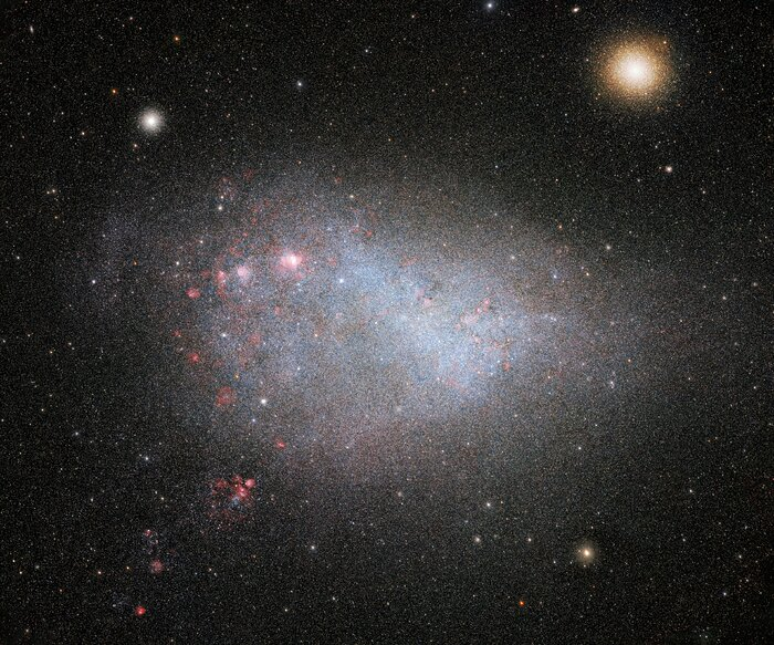 Wait - what?!? The Small Magellanic Cloud is actually 'two, superimposed, star-forming systems with similar gas mass separated by ~5 kpc along the line of sight'! Read the paper by Murray et al: arxiv.org/abs/2312.07750 Image: noirlab.edu/public/images/… 🔭