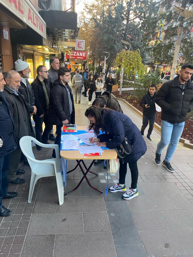 Kürecik ve İncirlik üslerinin kapatılması için düzenlediğimiz imza kampanyasına Kırıkkale halkımız yoğun teveccüh gösterdi. Emeği geçenlerden ve destek olanlardan Allah razı olsun.
#agdorgtr
#kürecikkapatılsın
#incirlikkapatılsın