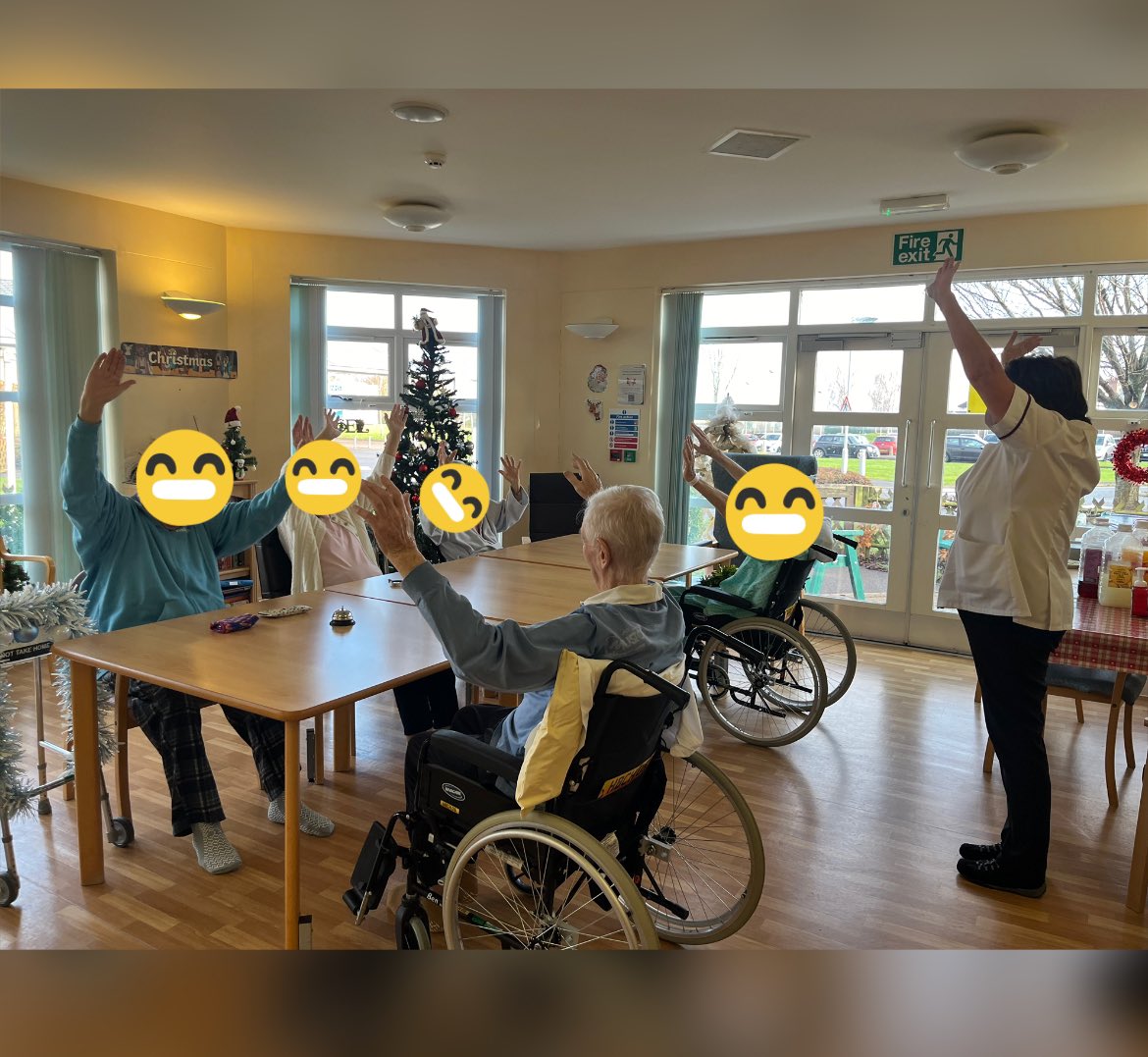 A festive therapy session with Babs our TI in the dining room following Christmas carols. 🎄⛄️ They all enjoyed a good chat and lunch 🎄⛄️ #chsdeconditioning #endpjparalysis @CHSInpatientLPT @LouiseM41090612 @dona_perkins