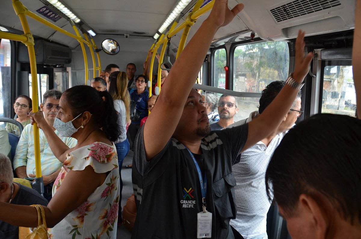 Hoje foi dia de inspeção de ar-condicionado nos ônibus da linha de ônibus 1076 - TI Pelópidas (PCR) (PARADOR). Dos 19 vistoriados, 7 receberam auto de infração e deverão resolver o problema. 
🔗Leia mais em: granderecife.pe.gov.br/2023/12/14/ar-… 
#GrandeRecife #ônibus