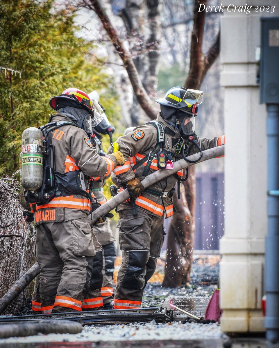 #Toronto Fire on scene of a 2 alarm residential fire on Dempsey Cres in North York this morning. Crews arrived to a fully involved mansion and immediately began protecting the neighbouring homes. No injuries were reported. @Toronto_Fire @TPFFA