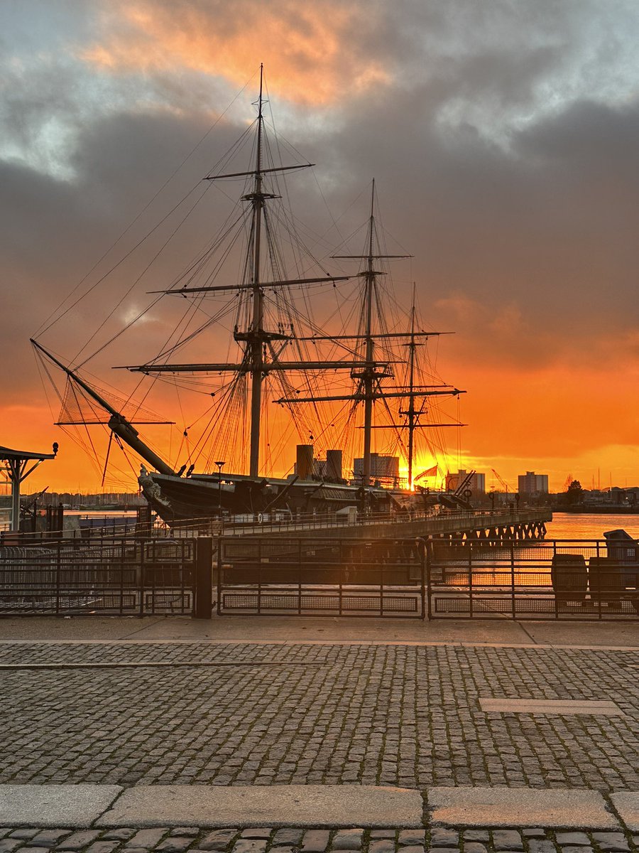 maccads's tweet image. @royalnavalassociation Sometimes natures beauty only needs a frame - I am very very lucky to be able to capture this this afternoon @RoyalNavy @PHDockyard