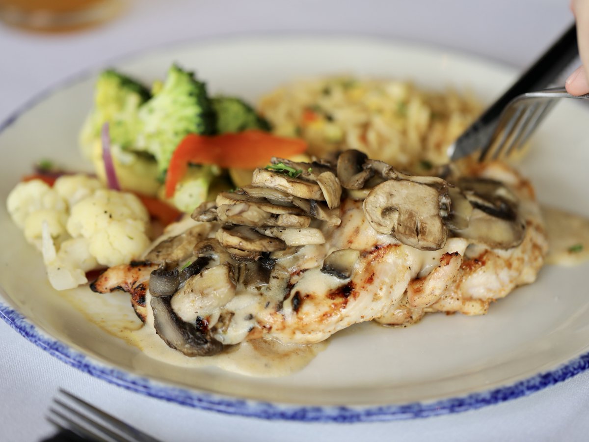 Craving something delicious? Treat yourself to our Chicken + Mushrooms entrée. 😋