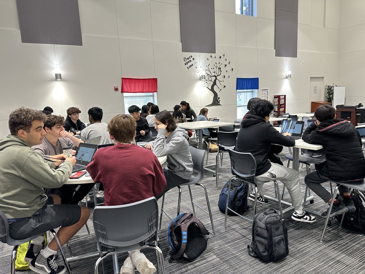 AP Psychology students are in the library today chatting with Dr. Turner about research for their papers over a selected psychological disorder. @Cen10titans @FISD_Libraries