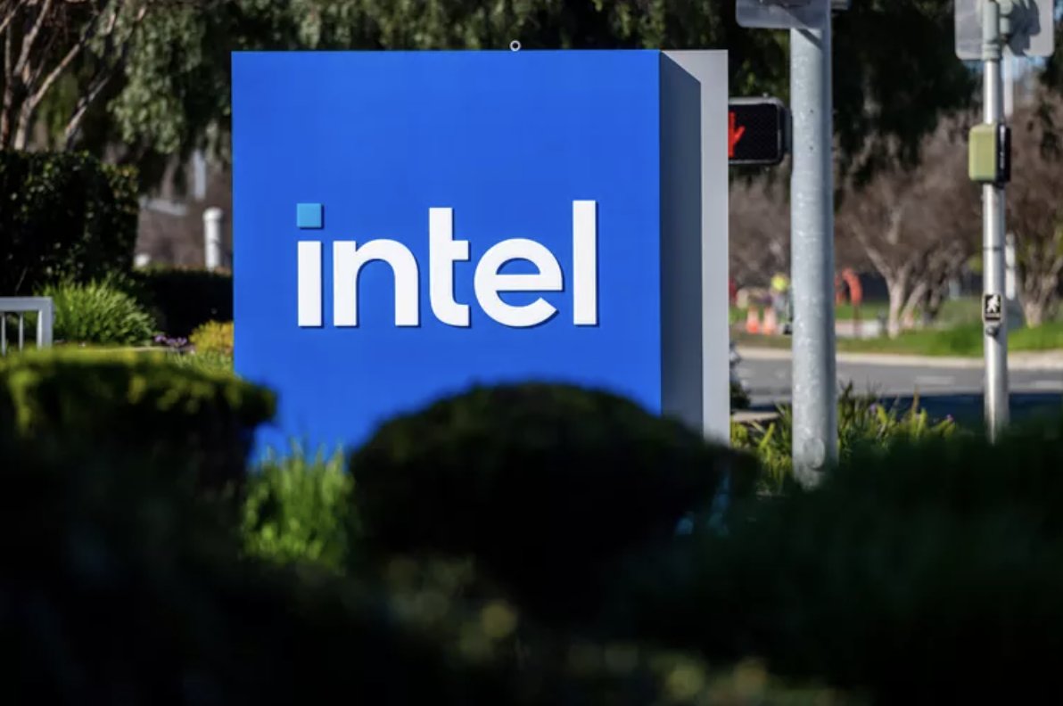 OlgaFeldmeier's tweet image. Will we see AI-powered PCs soon? 🤔
Rumors suggest so. Today, Intel is expected to unveil Meteor Lake processors, aiming to transform laptops into 'AI PCs.' 
Notably, Intel utilized AI in creating these processors. 🦾
Let's see how this one goes! 
 #AI #Intel #AIprocessor
