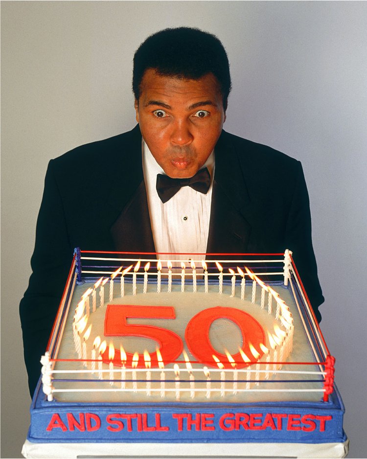 Portrait of Muhammad Ali with a 50th birthday cake during a photoshoot in December 1991. 

New York City, NY.

📸: @LeiferNeil 

#MuhammadAli #Icon #GOAT #Champion #BirthdayCake #Photoshoot #NewYork #NeilLeifer #Photography