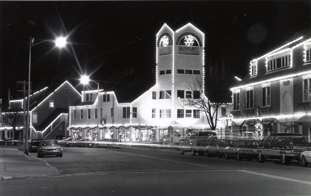 ssuarchives's tweet photo. Jonathon M. Whitmore was busy in December 1994 photographing Salem's many twinkle lights for the Salem Evening News. ✨#SalemMA

1. Pickering Wharf
2. Salem Common
3. Dearborn Street https://t.co/bj4BHPkhPX