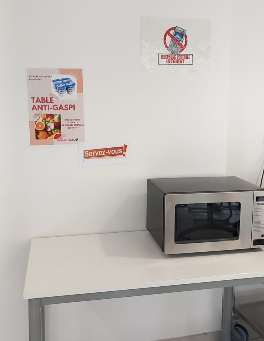 LyceeBaylet's tweet image. Nouvelle affiche pour la table anti-gaspi mise en place par les #ecodelegues. Le principe : déposer les aliments non déballés ou non entamés pour que d'autres puissent se servir. #antigaspi #zerodechet @eddtoulouse