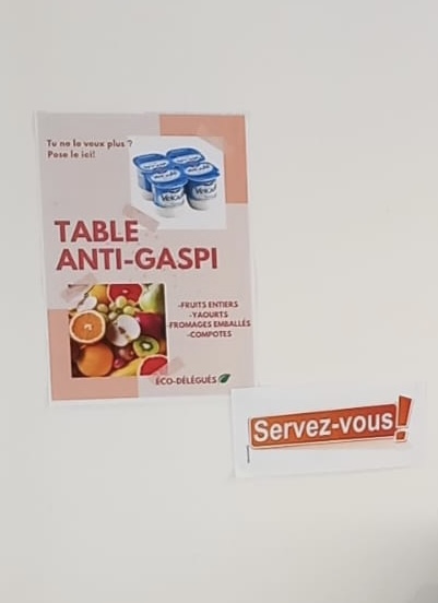 LyceeBaylet's tweet image. Nouvelle affiche pour la table anti-gaspi mise en place par les #ecodelegues. Le principe : déposer les aliments non déballés ou non entamés pour que d'autres puissent se servir. #antigaspi #zerodechet @eddtoulouse