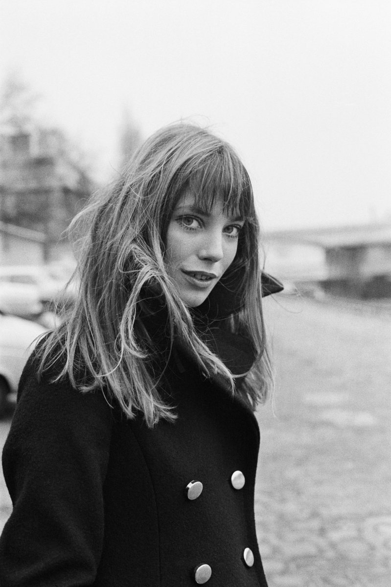 Jane Birkin, l'indimenticabile musa che diede il nome ad una delle borse più amate al mondo, avrebbe compiuto oggi 77 anni. Per festeggiarla, abbiamo deciso di dare uno sguardo ai suoi migliori outfit a prova di freddo. Dai un'occhiata👇 - - - - > trib.al/oifN7nb 🎂