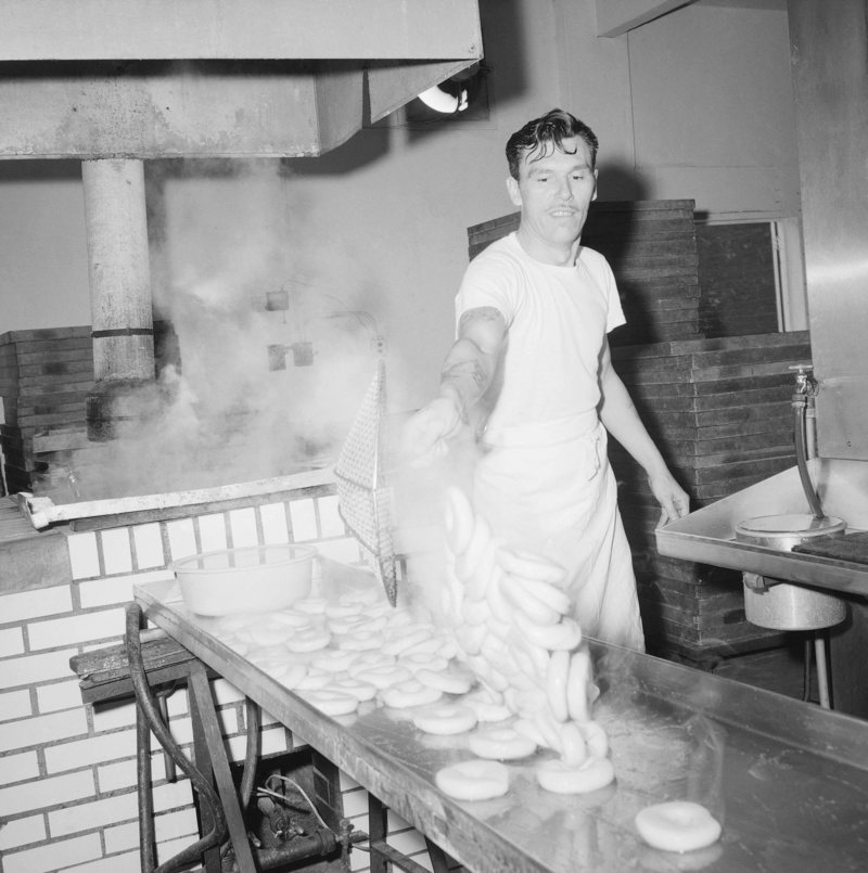 #OtD 14 Dec 1951 bagel bakers in New York City went on strike, shutting 32 out of 34 bakeries causing what the New York Times described as a 'bagel famine'. Bakers won concessions in January, and drivers who joined the strike won later