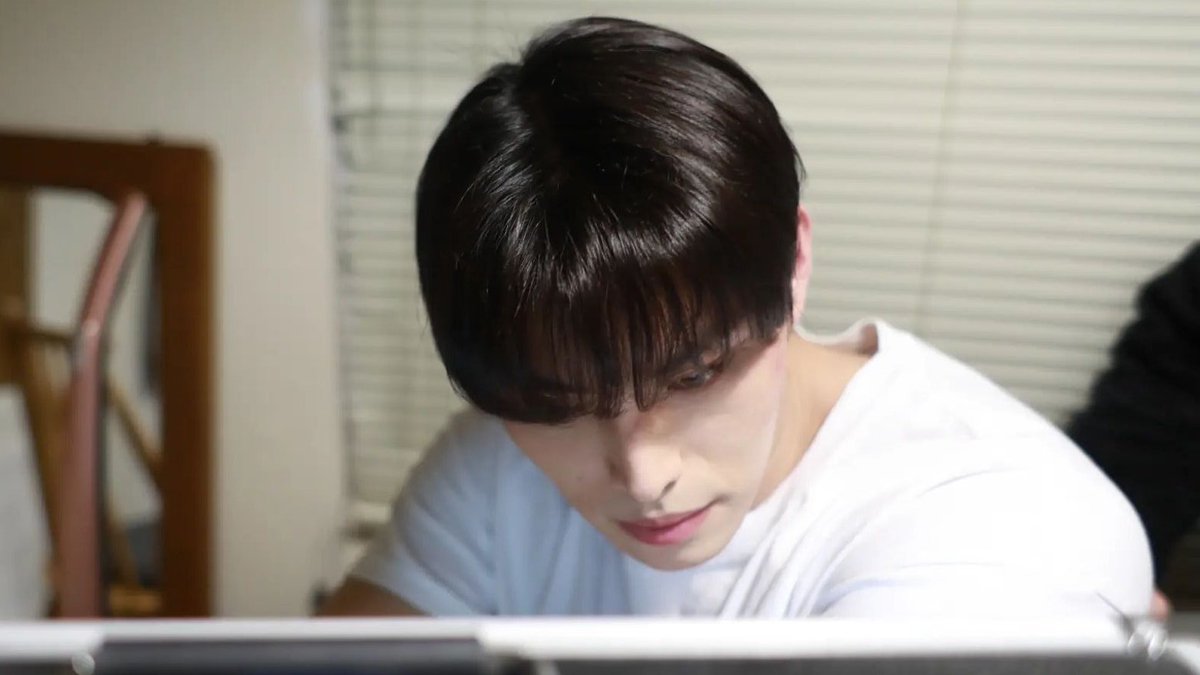 raikantopinico's tweet photo. 📸 Salen imágenes de Lee Jaebin (#ChocoMilkShake) en las grabaciones del nuevo BL coreano #GrayCurrents
"Cha Soo Hyuk quien no tiene aspiraciones en la vida y Lee Yoon Dae quien termina con su novia y no sabe a donde ir, ahora vivirán juntos"
Estreno: sin revelar
#회색기류 https://t.co/0VcEVDtrp3