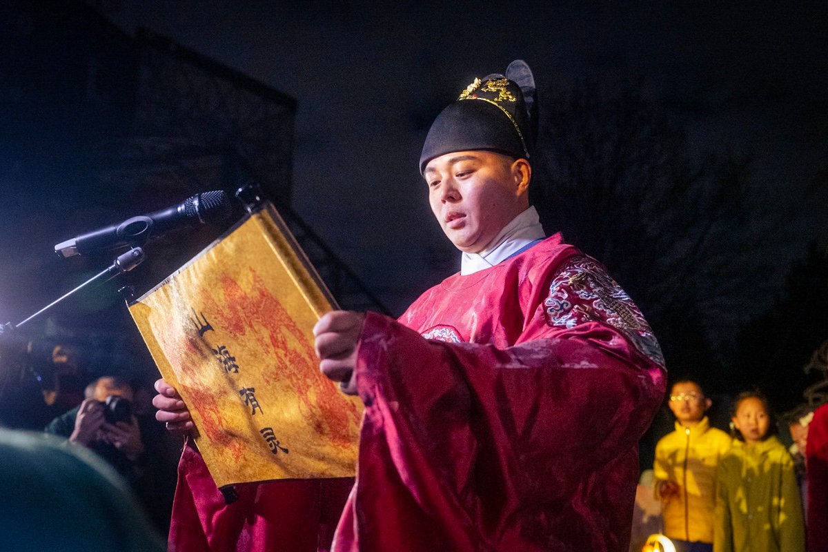 A partir du 15 décembre, c’est la Chine toute entière, la Chine millénaire, qui s’installe chaque soir ⁦@JardindAcclim⁩. Spectacles, dragons, lanternes, pour émerveiller parents et enfants, voyager vers Shanghai en prenant simplement le métro @Paris. Station Sablons !