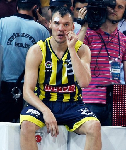 takım elbiseli saras jasikevicius da bir gün euroleague'i kazanacak. fenerbahçe basketbolunun en büyük kırılma anlarından biri. hayırlı olsun.