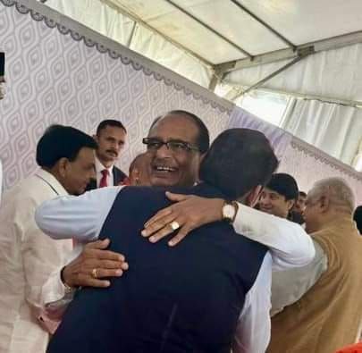 Luckybobade's tweet photo. कभी-कभी लगता है न जाने किस मिट्टी के बने होंगें यह लोग💞💞
@Dev_Fadnavis 🙏
@ChouhanShivraj 🙏
#Only_BJP🌷✌️ https://t.co/FhYDak7tTD