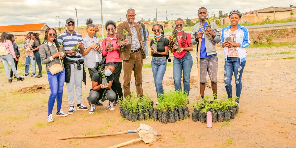 Estudantes da UNIC promovem campanha de plantação de árvores, na cidade do Cuito. 🎓🇦🇴🇪🇸

Mais informações: uic.co.ao/4jn

#UNIC #UniversidadeInternacionaldoCuanza #plantaçãodeárvores #protecçãoambiental #estudantes #professores #licenciatura #Direito #Angola