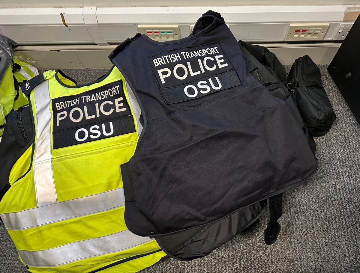 After a few days of rapid entries London OSU are swapping their black vests for yellow as we are deployed to Brighton for PSU duties; assisting @BTPSussex and @sussex_police with policing Brighton v Marseille in tonight’s #EuropaLeague fixture.
