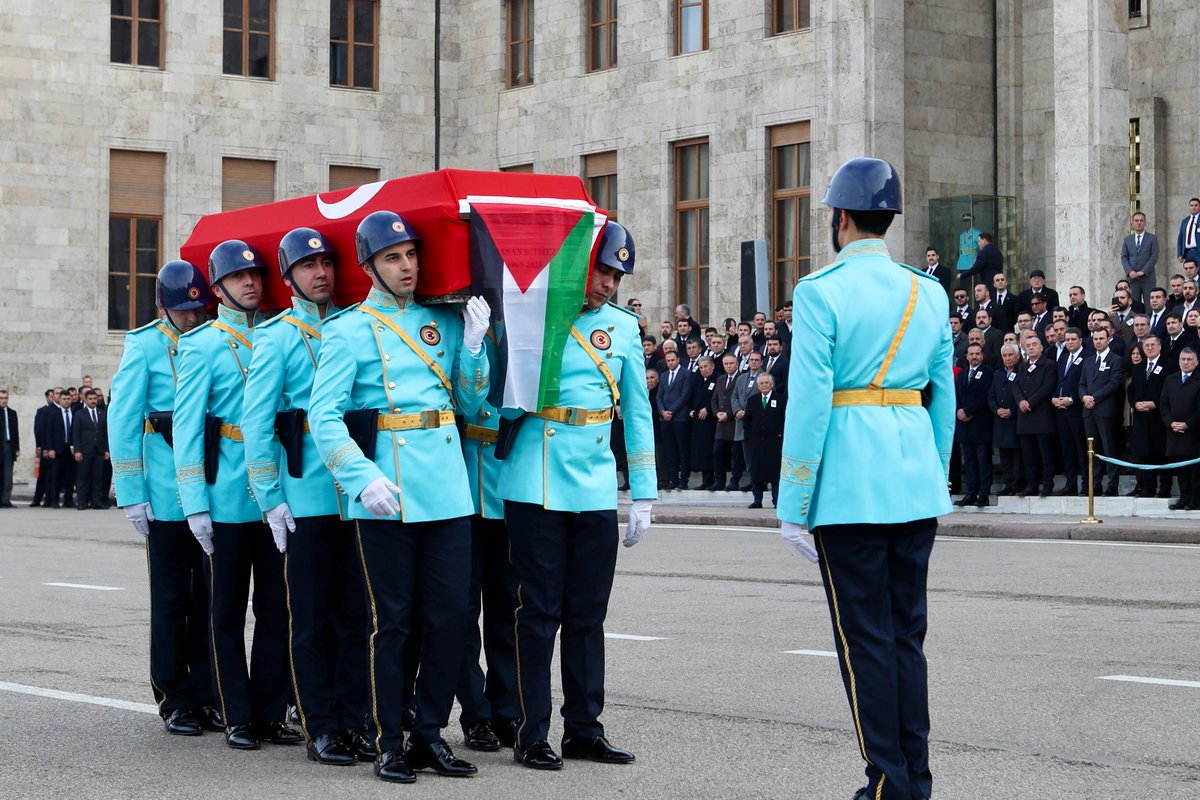 “Onlar sanıyorlar ki, biz sussak mesele kalmayacak.
Halbuki, biz sussak, tarih susmayacak. 
Tarih sussa, hakikat susmayacak.”