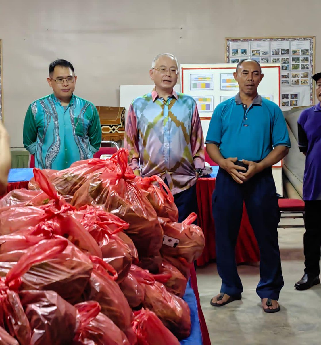 250 bungkus sayuran-sayuran dan kalendar tahun 2024 diagihkan kepada penghuni-penghuni Kampung Melayu Batu 9 (Kg. Manong). Bersama saya tadi, EXCO Kerajaan Johor yang juga ADUN Yong Peng, YB Ling Tian Soon. #P148AyerHitam facebook.com/10004459689206…