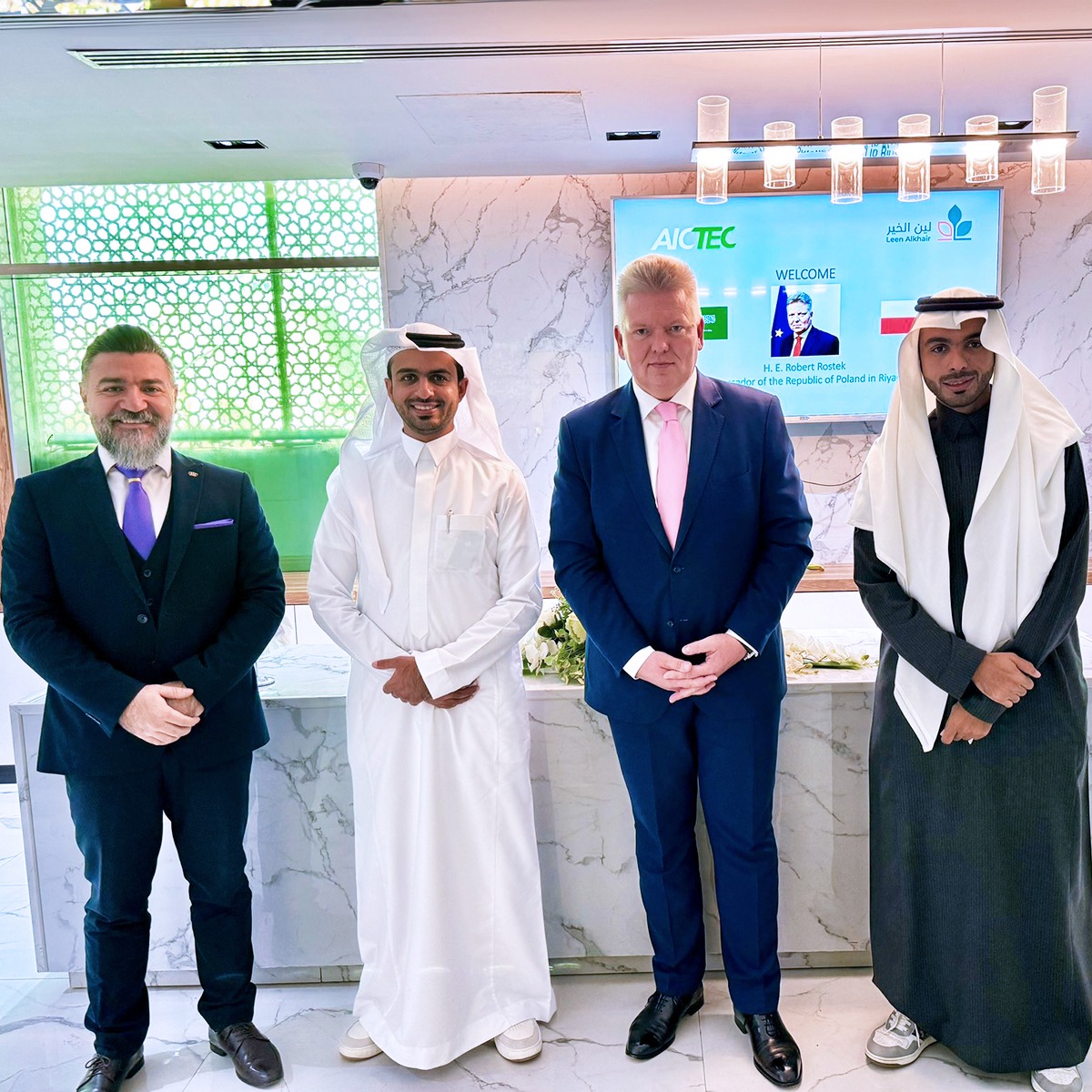 استقبلت شركة لين الخير، إحدى أكبر الشركات الزراعية في المملكة العربية السعودية المختصة بإنتاج و توزيع الخضار و الفواكه، سعادة سفير جمهورية بولندا لدى المملكة، السيد روبرت روستك،  <a href="/RobertRostek/">Robert Rostek</a> في مقرها الرئيسي في الرياض.