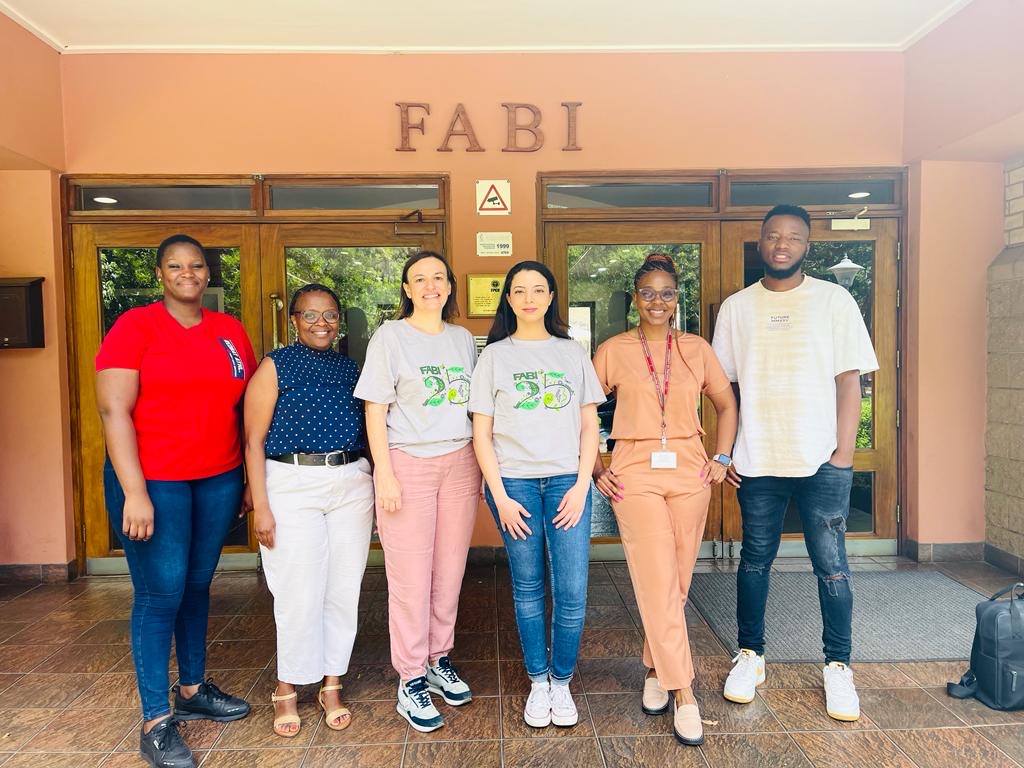 Florence Hommais, Professeure au MAP, présente un séminaire sur la régulation par les ARNs non codants chez Dickeya dadantii au FABI (Forestry and Agricultural Biotechnology Institute) à Pretoria en Afrique du Sud dans le cadre de son projet de Partenariat Hubert Curien "PROTEA"