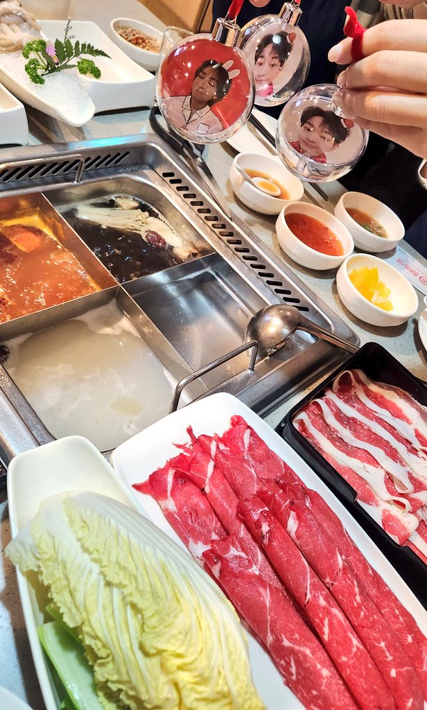 하이디라오는 처음 가봤는데 너무 맛있었다😆 자물쇠 열어서 마이쭈도 챙기고~ 앞치마, 물티슈도 한 개씩!
선물 받은 진기 오너먼트와 함께 기념사진📷 너무 신나게 많이 먹어서.. 밥값이ㅋㅋㅋ 마이쭈 맛있게 잘 먹을게요~😃
#Happy_ONEW_Day 
#용맹한마이쮸의온유한생일상
#온유 #ONEW #オニュ