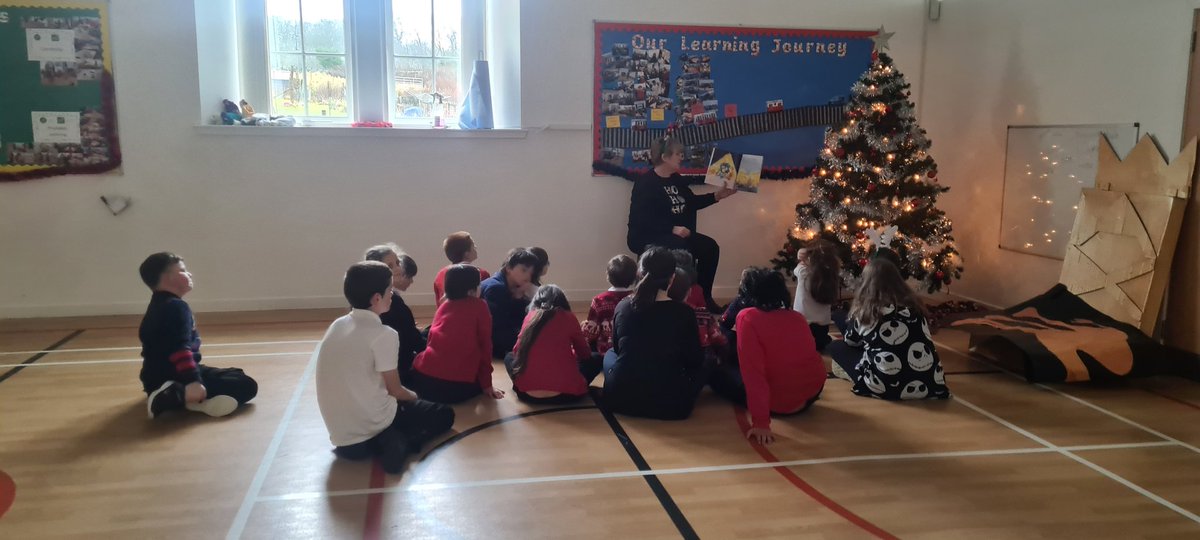 Day 6 and story time with Mrs French today under the tree. Today the pupils were hearing about the story of The Lighthouse Keeper's Christmas 🎄 @mrsfrenchlps @MissSlater_ @LeadhillsS