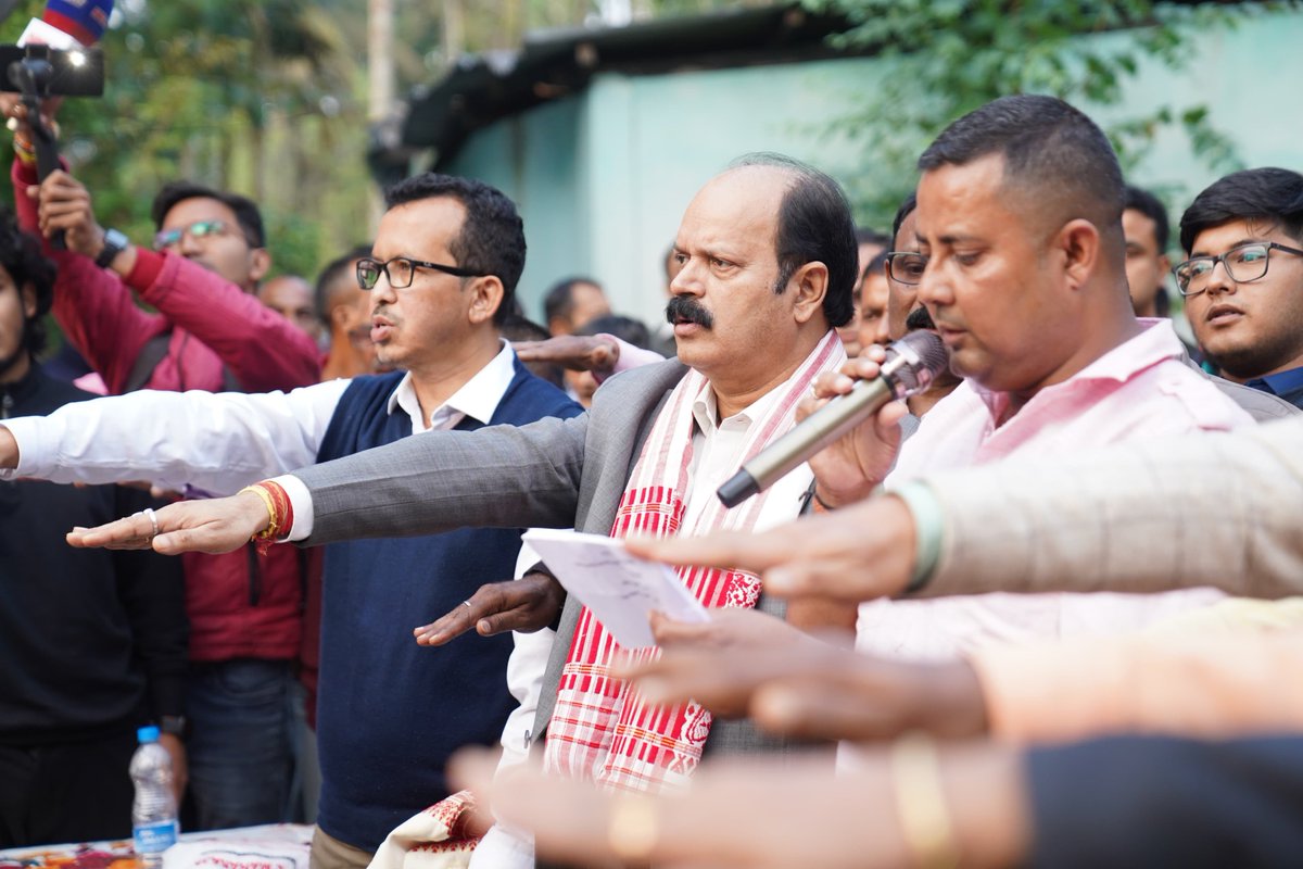 SiprdAssam's tweet photo. Today Hon’ble Minister P&amp;RD, F&amp;CS &amp; CA, and GAD etc., Assam, Sjt. Ranjeet Kumar Dass, joined the Viksit Bharat Sankalp Yatra at Halowagaon GP, under Barhampur Dev Block, Nagaon in presence of Sri Munindra Sarma, IAS, Secretary, P&amp;RD Dept, and CEO Nagaon. https://t.co/T8yzhXDmf4