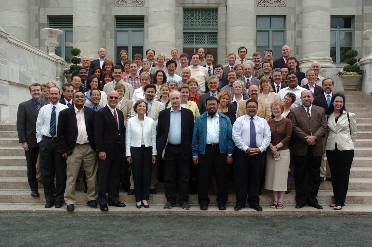 Throwback to our #HMILeaders class of 2005! As we gear up for an exciting new year filled with program opportunities, let's cherish these valuable moments from our past classes. Share your favorite pictures from past Harvard Macy programs with us! #TBT